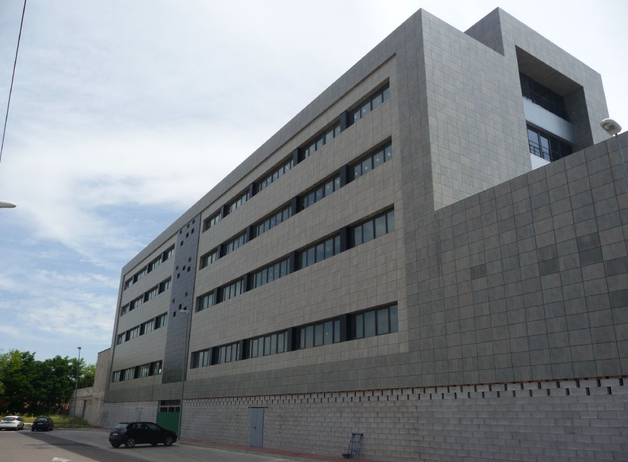 Edificio de locales y oficinas en “La Cerca del Pino I”, Gines, Sevilla (2004)