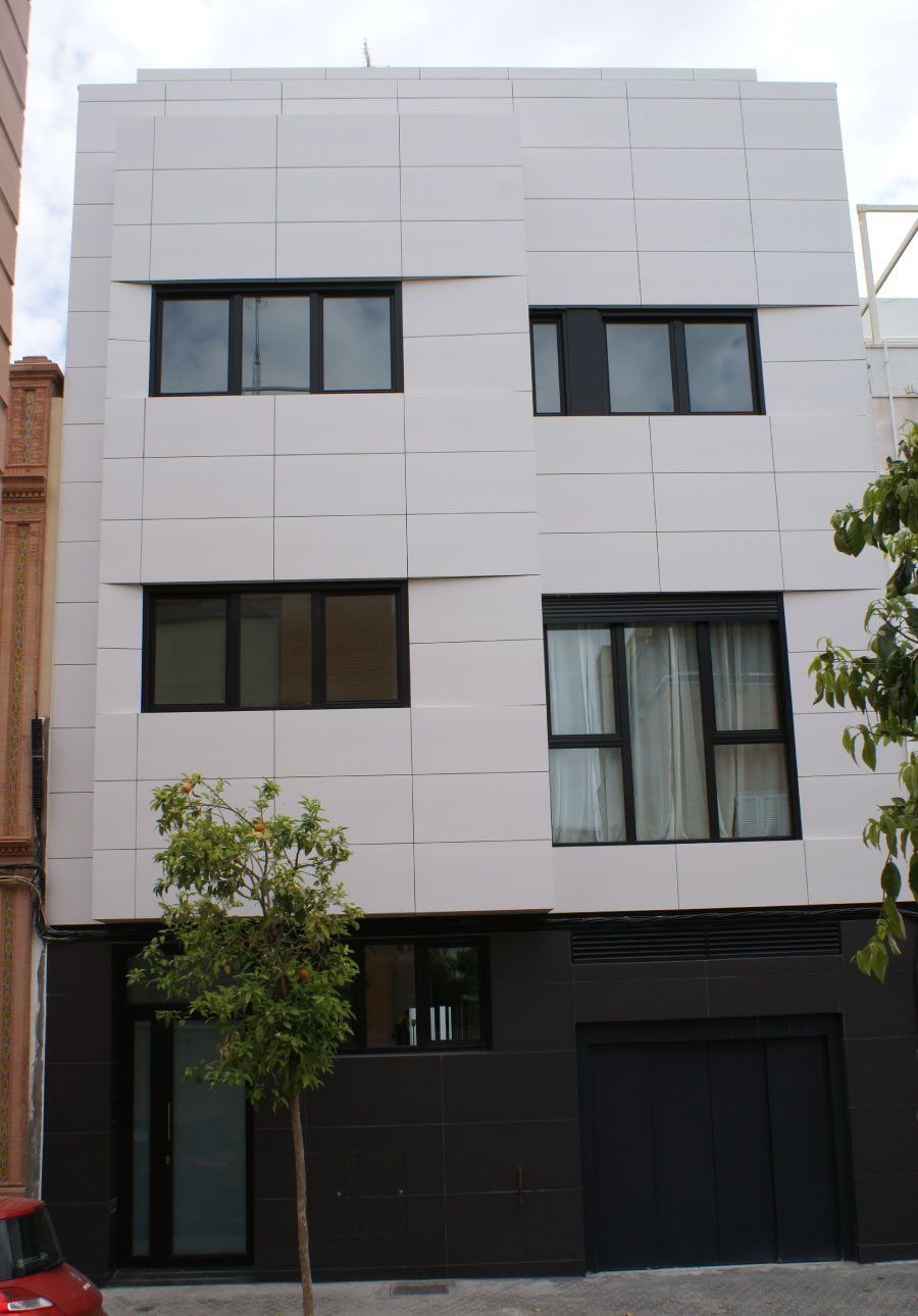 Edificio plurifamiliar de 4 viviendas en la Calle Beatriz de Suabia nº 27, Sevilla (2010)