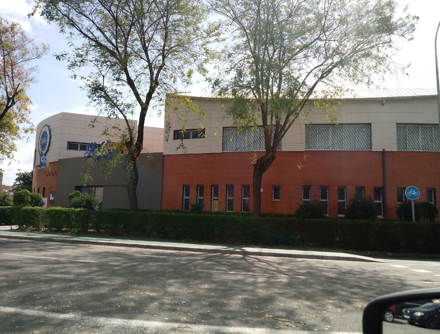 Fachada del Colegio Privado “La Luna” en Avenida las Ciencias, Sevilla. (2017)